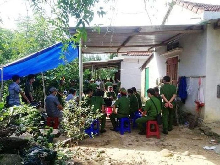 Hai cha con tử vong trong tư thế treo cổ: Ngày 22/10, Công an tỉnh Quảng Ngãi cho biết đang phối hợp cùng Công an huyện Minh Long và các đơn vị nghiệp điều tra vụ anh Đinh Văn R. (29 tuổi; trú tại xã Thanh An) và con trai tử vong trong căn nhà khóa kín cửa với tư thế treo cổ. Nguyên nhân ban đầu dẫn đến sự việc được xác định do mâu thuẫn vợ chồng.