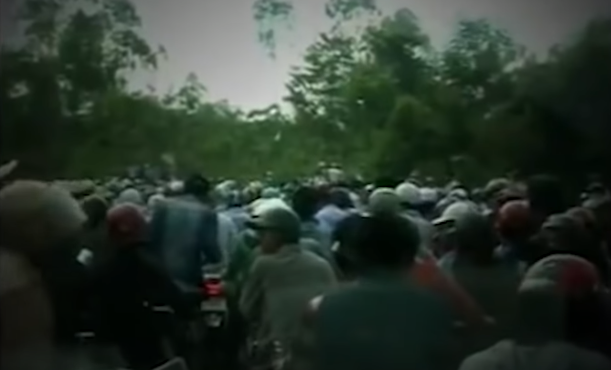 Em nhận ra và chợt reo lên như đứa trẻ lâu ngày gặp người thân: "À, anh Hai, anh Hai về rồi à. Lâu ngày rồi em chưa gặp anh Hai". Bà ngoại hỏi Bửu ai vậy. Bửu trả lời: "Đó là anh Dũng bạn của con. Thôi, con không cần tiền nữa, ngoại cho con đi chơi với anh Dũng, anh Dũng lúc nào cũng cho tiền con. Chút con về đó". Sau đó, người thanh niên này và Bửu đi chơi bằng xe đạp của anh trai Bửu lên xã Tam Dân. Đến khoảng 22h cùng ngày, gia đình Bửu đi kiếm em nhưng không thấy. Đến sáng hôm sau (17/3/2012), người dân phát hiện thi thể Bửu.