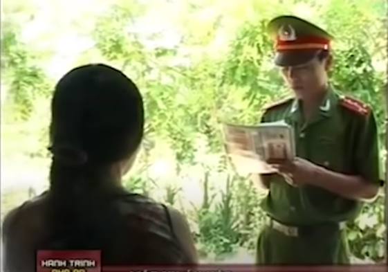 Theo một số nhân chứng gần nhà nạn nhân cho biết, chiều 16/3/2012, có hai thanh niên thuê xe thồ từ Tam Kỳ lên xã Tam Thái tìm nhà Bửu. Lúc này Bửu đang ở trước sân nhà trò chuyện cùng bà ngoại. Bà ngoại Bửu cho Bửu 20 ngàn đồng và nói, "con có bầu, cầm tiền ra chợ mua tí thịt, cá gì về ăn chứ ăn uống cực khổ hoài không tốt cho đứa bé". Đúng lúc này, một thanh niên gọi tên Bửu.