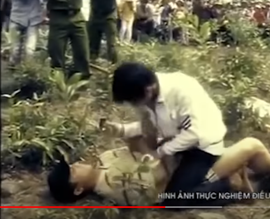 Tại đây, khi được đề cập “làm chuyện ấy”, Bửu đã không đồng ý vì Dũng nói không phải là “tác giả” của bào thai. Dũng cho rằng, Bửu cũng đã đi chơi với nhiều người nên Dũng không phải là cha của đứa trẻ sắp chào đời. Lừa lúc Bửu không chú ý, Dũng dùng dao thủ sẵn trong người ra tay sát hại Bửu với 2 nhát dao. Trong đó nhát dao chí mạng vào cổ đã khiến thai phụ 15 tuổi tử vong.