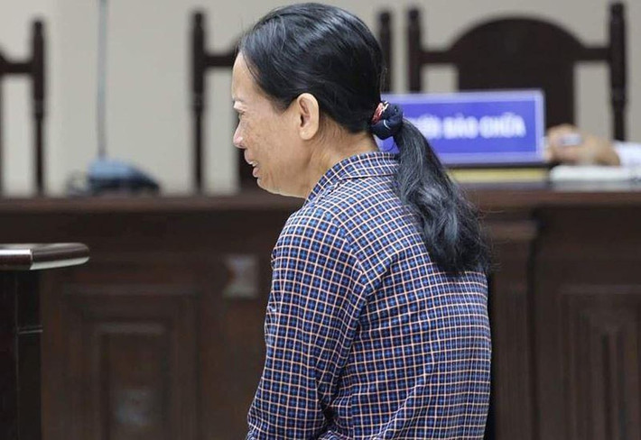 Dù vậy, Huy vẫn lấy xe máy đi chơi. Khoảng 3h sáng hôm sau Huy đi chơi về, lên phản ngủ cạnh mẹ. Đến 5h sáng, bà Huế ngủ dậy, thấy con trai nằm bên cạnh, nỗi bực tức dâng lên, bà nảy sinh ý định giết con. Bà ta đi tìm tuýp sắt, đập liên tiếp vào đầu con. Huy chỉ kịp kêu: "Ớ. Mẹ ơi, mẹ ơi..." rồi ngã lăn xuống giường... Bà Huế chỉ chịu dừng tay khi thấy con trai bất động. Gây án xong, bà ta thu dọn, làm sạch hiện trường nhằm xóa dấu vết rồi trình báo con mình bị người ta đánh chết.