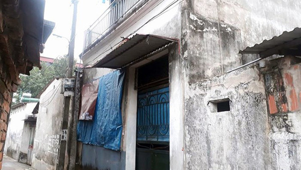 Mẹ đơn thân giết con trai 19 tuổi lúc đang ngủ: Trong cuộc sống, hai mẹ con bà Nguyễn Thị Huế (SN 1963, Mê Linh, Hà Nội) thường xảy ra mâu thuẫn, xuất phát từ việc con trai bà là Đặng Quang Huy (SN 1999, làm công nhân tại KCN Quang Minh, Mê Linh)chơi bời và có lời nói không đúng mực với mẹ. Trong lúc thiếu tiền, Huy mang chiếc điện thoại của mình đi cầm cố. Tối ngày 11/4/2018, Huy xin phép mẹ đi chơi nhưng bà Huế không đồng ý. Người mẹ bảo con ở nhà ngủ để sáng hôm sau đi làm.