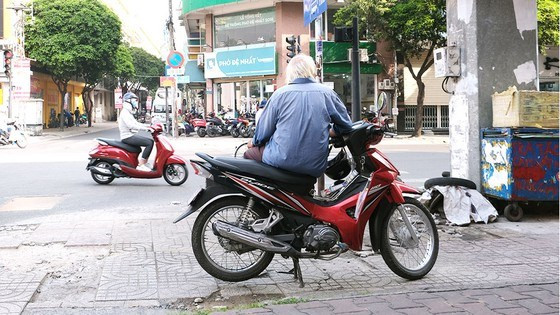 Do ông T. làm nghề xe ôm, hằng ngày tiếp xúc rất nhiều người (kể cả những người xa lạ), nên việc truy vết, khoanh vùng nghi phạm của lực lượng điều tra gặp nhiều khó khăn. Hơn nữa, hiện trường nơi xảy ra vụ án không có hệ thống camera giám sát, không nhân chứng. Tuy vậy, với quyết tâm cao độ, lực lượng chức năng đã xác định được nghi phạm gây án là Lèo Văn Hoàng (SN 1995, trú tại bản Hỏm, xã Mường Chanh, huyện Mai Sơn, tỉnh Sơn La). Sau khi vụ án xảy ra, Hoàng đã biến mất khỏi nơi cư trú. (Ảnh minh họa, nguồn internet)