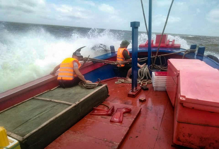 Tìm thấy thi thể học sinh cuối cùng mất tích khi tắm biển: Trưa 14/5, Đồn Biên phòng Quất Lâm (huyện Giao Thủy, Nam Định) đã phối hợp với các ngư dân vừa tìm thấy thi thể học sinh thứ 3 mất tích khi tắm biển ở Nam Định vào trưa 12/5. Trước đó, 18 học sinh lớp 7 rủ nhau tắm biển, sau đó 5 em học sinh bất ngờ bị đuối nước. Trong đó, 2 em may mắn được cứu thoát, 3 em bị nước cuốn mất tích.