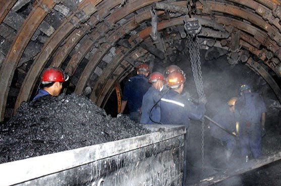 Nam công nhân than tử vong, để lại con nhỏ: Khoảng 4h20 ngày 14/5, trong khi công nhân vận hành tàu Trịnh Thế T., (35 tuổi, trú TP Hạ Long, Quảng Ninh) đang làm nhiệm vụ vận hành tàu Diesel DLZ-110F tại lò xuyên vỉa TG-TN mức -350, phân xưởng vận tải giếng đứng (Công ty CP than Núi Béo - Vinacomin) đã bị va đập với thùng vật liệu gây tai nạn khiến anh T. tử vong. Được biết, anh T. đã có gia đình (1 vợ và 1 con gái đang học lớp 6) nhưng đã ly hôn.
