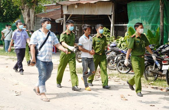 Con trai sát hại bố đẻ rồi chôn xác trong nhà: Thời điểm gây án, Phạm Thanh Sang (28 tuổi, ngụ xã Trường Tây, thị xã Hòa Thành, Tây Ninh) có biểu hiện "ngáo đá", còn ông P.V.L (57 tuổi, bố của Sang) say rượu. Hai bố con mâu thuẫn nên Sang đã giết bố mình rồi chôn trong nhà. Ngày 14/5, Công an tỉnh Tây Ninh đang tạm giữ Sang để điều tra.