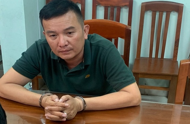 Mạo danh Phó giám đốc Công an tỉnh: Trần Việt Hoàng (SN 1975, ngụ TPHCM) đi ôtô hiệu Mercedes, áo quần bảnh bao, mạo danh là Phó Giám đốc công an tỉnh. Hoàng đã lừa đảo chiếm đoạt hàng tỷ đồng của nhiều người bằng thủ đoạn “chạy” việc. Ngày 22/4, Công an tỉnh Bình Định đã bàn giao đối tượng bị truy nã Trần Việt Hoàng đến Công an tỉnh Kon Tum để tiếp tục điều tra, xử lý theo quy định.