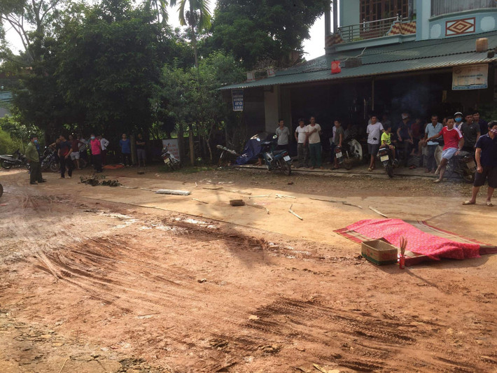 Theo thông tin ban đầu, khoảng 15h cùng ngày, chính quyền địa phương nhận được tin báo về vụ người đàn ông bị chém chết giữa đường xảy ra tại thôn Tông Đình (xã Kim Bình, Chiêm Hóa). Ngay sau khi nhận được tin báo, chính quyền đã có mặt để bảo vệ hiện trường và báo lên cơ quan có thẩm quyền.