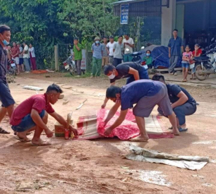 Theo vị lãnh đạo, hiện trường vụ án xảy ra ngay giữa đường thuộc thôn Tông Đình. Nguyên nhân ban đầu có thể do mâu thuẫn cá nhân. Về phía nạn nhân, trước đó cũng đã sử dụng rượu.