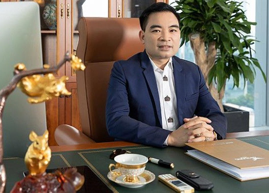 2.000 tỷ đồng trong vụ ly hôn của ông chủ Tập đoàn Quốc tế Năm sao: Cuộc ly hôn giữa vị doanh nhân Trần Văn Mười và bà Phạm Thị Hương Giang vào năm 2012 cũng là cuộc ly hôn với khối tài sản mang ra tranh chấp trên nghìn tỷ đồng. Theo đó, ông Mười là Chủ tịch kiêm Tổng giám đốc của Tập đoàn Quốc tế Năm sao trong khi vợ ông cũng là Phó giám đốc Công ty cổ phần giám định Đại Tây Dương.