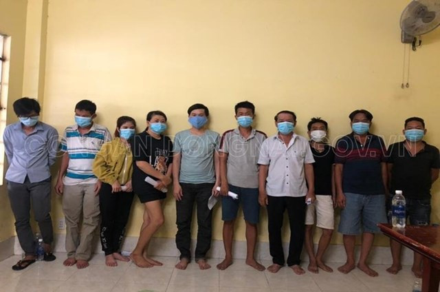 Sòng bạc lắp 5 lớp cửa để đối phó với Công an: Mặc dù lắp đặt 5 lớp cửa để đối phó với công an, nhưng bằng các biện pháp nghiệp vụ, Công an tỉnh Đồng Nai đã phá được sòng bạc tại phường Tân Biên, TP Biên Hòa. Công an bắt giữ 9 đối tượng đang sát phạt dưới hình thức xóc đĩa. Thu giữ hơn 160 triệu đồng cùng nhiều tang vật phục vụ việc đánh bạc. Ngày 6/5, Công an TP Biên Hòa đang tạm giữ các đối tượng trong tụ điểm đánh bạc vừa bị triệt phá.