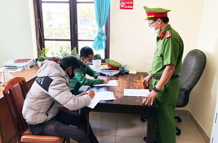 2 người đàn ông thoá mạ, hành hung nữ nhân viên vệ sinh nhận kết đắng: Liên quan tới vụ hành hung nữ nhân viên vệ sinh, ngày 6/5, Công an phường 3 (TP.Đà Lạt) đã xử phạt 2,5 triệu đồng đối với Nguyễn Đình Phước (28 tuổi, tạm trú phường 9, Đà Lạt) về hành vi “Xâm hại đến sức khỏe của người khác”. Phạt hành chính Phạm Hoàng Tuấn (39 tuổi, trú phường 3) về hành vi “Có cử chỉ, lời nói thô bạo, khiêu khích, trêu ghẹo, xúc phạm danh dự, nhân phẩm của người khác”.