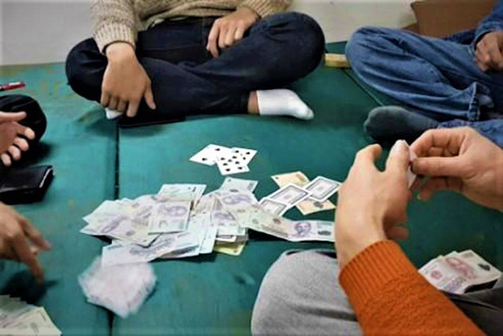 Xác minh nhanh, công an phát hiện Mạnh, T và Thái đều không có mặt tại địa phương. Tiến hành làm việc với Lê Đăng N thì người này khai, cách đây một thời gian, anh ta cùng Nguyễn Kim T và nhóm đối tượng trên thuê nhà ở Sao Đỏ để đánh bạc. Chủ nhà trọ yêu cầu phải có chứng minh thư nên Nguyễn Quang T và Nguyễn Kim T có đưa giấy tờ để N đi photo. (Ảnh minh hoạ, nguồn Internet)