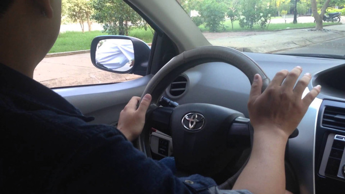Tại thị trấn Lai Cách, các điều tra viên tìm được một lái xe taxi khác. Theo anh này, vào thời gian trên anh có chở 2 thanh niên giống mô tả của cơ quan công an đi Sao Đỏ (Chí Linh). Về tới ngã ba Sao Đỏ, hai người này xuống, sau đó đi đâu, làm gì lái xe taxi không biết. (Ảnh minh hoạ, nguồn Internet)