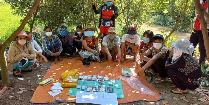 Đá gà, đánh bạc bất chấp dịch COVID-19: Ngày 2/7, Công an huyện An Phú cho biết, đã triệt phá một nhóm đối tượng, trong đó có nhiều phụ nữ đang tụ tập tại khu đất ở mé kênh ở xã Quốc Thái để sát phạt nhau bằng hình thức lắc tài xỉu ăn tiền. Tất cả 12 đối tượng liên quan đã bị bắt giữ cũng tang vật là 11 điện thoại di động, 3 xe máy, 1 sổ ghi số đề trong cốp xe và 23 triệu đồng tiền trên người các đối tượng.