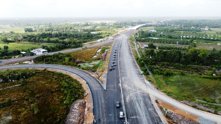 Hiện nay dự án đạt 90% khối lượng, đang thi công nước rút để phục vụ người dân lưu thông trong dịp Tết Nguyên đán 2022. Hệ thống đường cao tốc, đường dẫn, cầu vượt đã hoàn thành, đơn vị dự án đang lắp đặt thiết bị an toàn giao thông trên tuyến. Dự án có tổng vốn ban đầu hơn 14.000 tỷ đồng theo hình thức BOT. Sau nhiều lần thay đổi chủ đầu tư và cơ quan quản lý, dự án được điều chỉnh tiến độ hoàn thành và tổng mức đầu tư còn hơn 12.000 tỷ đồng. (Ảnh: Nhân Dân)