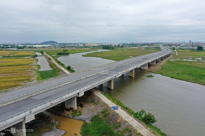 Sau khi thông tuyến, các phương tiện giao thông sẽ đi từ quốc lộ 1A vào nút giao Mai Sơn (huyện Yên Mô, Ninh Bình), sau đó đi trên tuyến Mai Sơn - Cao Bồ. Đến cuối tuyến, xe sẽ vào cao tốc Cao Bồ - Cầu Giẽ (đi Hà Nội) hoặc rẽ vào đường quốc lộ 10 đi các tỉnh Nam Định, Thái Bình, Hải Phòng, Quảng Ninh. (Ảnh: Vnexpress)