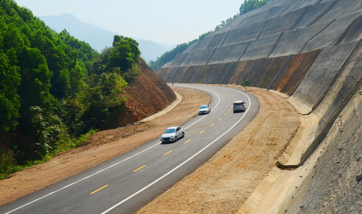 Cao tốc Cam Lộ - La Sơn dài hơn 98 km từ Cam Lộ (Quảng Trị) nối La Sơn (Thừa Thiên Huế), tổng mức đầu từ gần 7.700 tỷ đồng, dự kiến hoàn thành quý I/2022. Giai đoạn đầu, tuyến cao tốc Cam Lộ - La Sơn có hai làn xe, bề rộng nền đường 12 m, riêng các đoạn vượt xe có quy mô 4 làn, bề rộng nền đường 23 m; giai đoạn hoàn chỉnh toàn tuyến quy mô 4 làn xe. (Ảnh: Báo Đầu Tư)