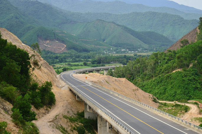 Cao tốc La Sơn - Túy Loan khởi công ngày 22/12/2013, tổng chiều dài 77,5 km, bắt đầu từ ngã ba La Sơn (huyện Phú Lộc, Thừa Thiên Huế) và kết thúc tại nút giao Túy Loan (huyện Hòa Vang, Đà Nẵng), nối với đầu tuyến cao tốc Đà Nẵng - Quảng Ngãi. Dự án có tổng mức đầu tư 11.485 tỷ đồng, giai đoạn một dài khoảng 77,5 km, quy mô 2 làn xe, nền đường rộng 12 m; đầu tư trước 66 km đoạn La Sơn - Hòa Liên; còn đoạn Hòa Liên - Túy Loan dài 11,5 km được giữ nguyên hiện trạng thuộc quốc lộ 1 đang khai thác, dự kiến tách ra để đầu tư mở rộng bằng nguồn vốn ngân sách Nhà nước. (Ảnh: Người Lao Động)