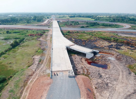  Cao tốc Trung Lương - Mỹ Thuận đã thông tuyến hồi tháng một năm nay sau 12 năm thi công. Đoạn cao tốc dài 51 km kết nối với cao tốc TP HCM - Trung Lương tại nút giao Thân Cửu Nghĩa (huyện Châu Thành, Tiền Giang), đi qua 5 huyện của Tiền Giang và nối tiếp với cầu Mỹ Thuận 2 đang thi công. Đây là một trong những tuyến đường huyết mạch giúp giảm tải cho quốc lộ 1A, kết nối vùng Tây Nam Bộ với TP HCM. (Ảnh: Sài Gòn Giải Phóng)