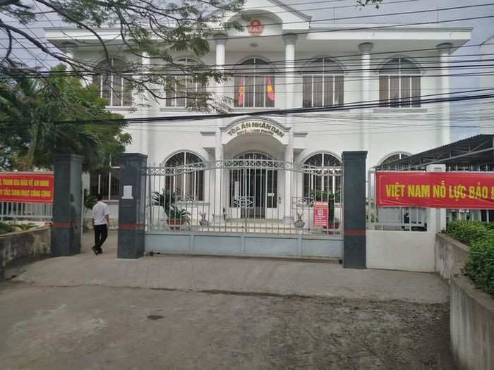 Chánh án tòa huyện ở Ninh Thuận tử vong: Ngày 15/12, ông Lê Hưng Dũng, Chánh án Tòa án Nhân dân tỉnh Ninh Thuận, cho biết đang làm báo cáo gửi Tòa án Nhân Dân tối cao về cái chết của ông Hán Văn Nhuận, Chánh án TAND huyện Ninh Phước. Ông Nhuận được người dân phát hiện tử vong chiều 14/12 tại rẫy của gia đình ông nghi do uống thuốc độc tự tử.