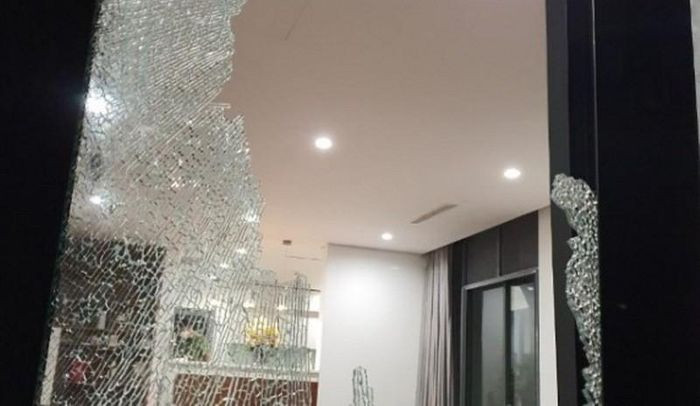 Van bình chữa cháy văng vào nhà, 4 người bị thương: Anh H.V.A (31 tuổi, trú phường Mỹ An, quận Ngũ Hành Sơn, Đà Nẵng) đập bình chữa cháy, tháo van ra nhằm bán phế liệu thì van bay qua nhà đối diện làm vỡ cửa kính. Bốn người trong căn nhà này đang ngồi ở phòng khách bị mảnh vỡ kính văng vào bị thương.