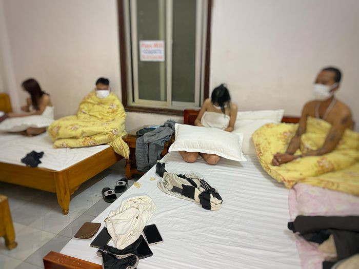 Bắt quả tang 5 cặp nam nữ mua bán dâm trong nhà nghỉ: Ngày 15/12, Công an TP Lào Cai cho biết, vừa kiểm tra hành chính đột xuất nhà nghỉ Hồng Nhung ở phường Cốc Lếu, phát hiện 5 đôi nam nữ đang thực hiện hành vi mua bán dâm tại 4 phòng nghỉ. Tại trụ sở điều tra, những người liên quan khai nhận được Hoàng Thị Linh (28 tuổi, quê Yên Bái) và Chu Trung Kiên (37 tuổi, quê Phú Thọ) môi giới mua bán dâm. Kiên sau đó bị bắt giữ, còn Linh tự đến trụ sở đầu thú.