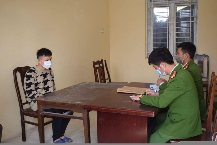 Đột nhập phòng trọ để trộm tài sản: Quàng Văn Tởi (SN 1997 ở Sơn La) đã đột nhập vào phòng trọ của anh Nguyễn Phúc Bình (SN 1996, trú Hải Dương) tại thị xã Mỹ Hào, Hưng Yên trộm 1 chiếc máy tính Laptop và 1 điện thoại di động Iphone 6plus. Ngày 15/12, Công an thị xã Mỹ Hào cho biết đang tạm giữ Tởi để điều tra, làm rõ.
