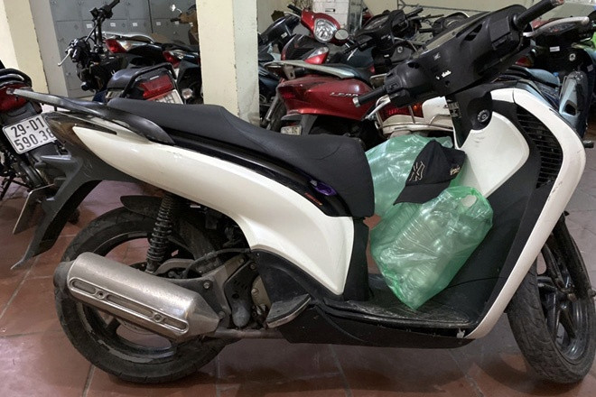 7. Xe máy SH bị kẻ gian lấy mất, sau 10 năm được tìm thấy: Ngày 6/10, Đội CSGT số 14 phối hợp cùng Công an quận Hai Bà Trưng, Hà Nội điều tra nguồn gốc chiếc SH bị mất trộm hơn 10 năm trước. Chiếc xe này bị cơ quan chức năng thu giữ vào tối 5/10. Qua xác minh, chủ phương tiện mang tên N.T.H.Y. ở quận Ba Đình. Liên lạc qua điện thoại, người phụ nữ trình báo chiếc SH bị kẻ gian đánh cắp hồi tháng 12/2009. Khi đó, chị mua xe với giá hơn 70 triệu đồng.