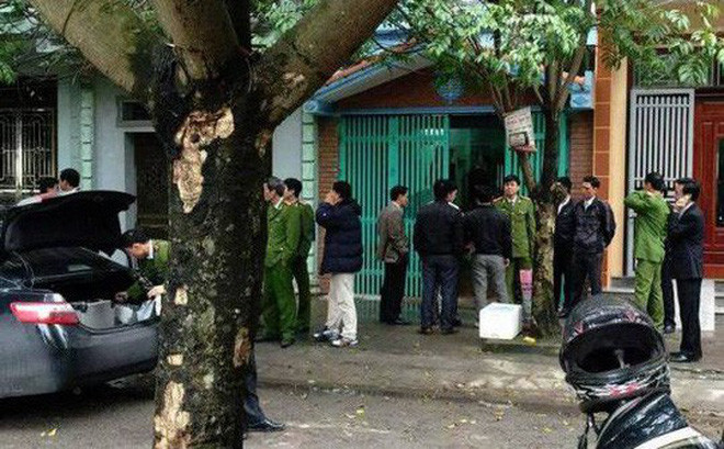 Khám nghiệm tử thi cho thấy, vùng gáy, đầu cổ nạn nhân có rất nhiều vết rách da sắc gọn, nhận định do kéo gây nên, nạn nhân bị mất 4 răng cửa. Lực lượng kỹ thuật hình sự nhận định, nạn nhân không phải chết khi đi tắm mà do đối tượng cố tình dựng hiện trường giả, răng của nạn nhân văng khỏi miệng, chứng tỏ giữa nạn nhân và hung thủ vật lộn rất quyết liệt, hung thủ cũng nhỏ con và không phải là người khỏe mạnh. Tuy nhiên, hung thủ đã có sự chuẩn bị về mặt thời gian, có thể do là người thân quen, hoặc có chìa khóa nhà, 19 vết đâm trên cơ thể nạn nhân chứng tỏ hung thủ quyết tâm đoạt mạng đến cùng. (Ảnh minh họa, nguồn Internet)