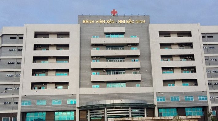 Hắn gửi xe ở Bệnh viện Phụ sản Bắc Ninh gần nhà bác, đi bộ mở cửa vào nhà, trốn trong phòng ngủ của anh chị trên tầng 3 chờ cơ hội ra tay. Suốt gần 2 ngày nằm phục, đợi lúc mọi người trong nhà đi vắng, Hưng lục tìm chìa khóa két nhưng không thấy. Đến 14h ngày 21/2/2020, Hưng thay đổi ý định, sẽ khống chế bà Nhung buộc bà mở két để lấy tài sản. Tuy nhiên, do bà Nhung chống cự quyết liệt, nên đứa cháu bất nhân nghĩ cách cho bác mình im lặng để êm thấm rời khỏi hiện trường. Khi nạn nhân đã chết, Hưng tìm thấy chìa khóa két sắt nhưng vẫn không mở được vì không biết mật khẩu. (Ảnh minh họa, nguồn Internet)