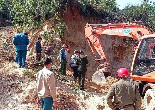 5 cháu nhỏ bị vùi lấp do sạt lở đất, 1 cháu bé tử vong: Trưa 19/12/2021, một nhóm gồm 6 cháu nhỏ cùng nhau đứng chơi cạnh một ngọn núi nhỏ sát đường liên xã Nậm Nhoóng (huyện Quế Phong, Nghệ An). Khi 5 đứa trẻ đang đứng chơi sát mép núi thì đất đá bất ngờ sạt lở vùi lấp. Một trong số 6 đứa trẻ này đứng ngoài đường nên may mắn thoát nạn, vội vàng chạy về nhà gọi người thân tới ứng cứu. Các cháu bé lần lượt được người dân tìm thấy và đưa ra ngoài sau đó. Tuy nhiên, cháu Cụt Trọng T. (11 tuổi, trú xã Nậm Nhoóng) đã tử vong do bị vùi lấp quá sâu. 4 cháu còn lại bị thương, được đưa đến bệnh viện cấp cứu, trong đó có 1 cháu bị thương nặng.