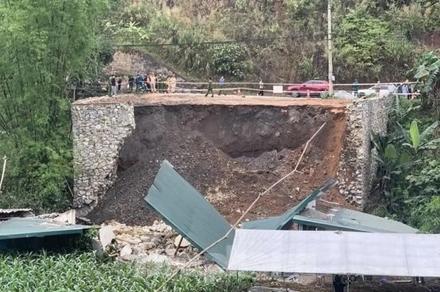 Sạt lở nhà ở Cao Bằng, 3 người tử vong, 2 người bị thương: Sáng 30/4, tại khu vực phường Duyệt Trung, thành phố Cao Bằng, tỉnh Cao Bằng, đã xảy ra sạt lở nhà, khiến 3 người tử vong, 2 người bị thương phải đi bệnh viện cấp cứu. Bờ kè này mới được xây, sau đó đổ đất vào, tạo mặt bằng. Công trình hoàn thành chưa lâu thì xảy ra sự việc thương tâm kể trên.