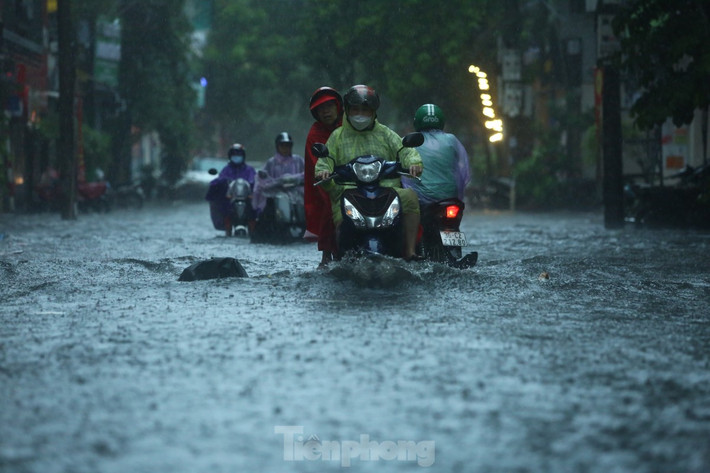 Có nơi ngập sâu, ngập đến 70-80cm.(Ảnh Tiền Phong)
