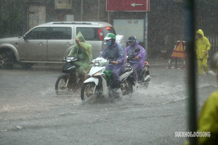 Một tuyến phố ở quận Thanh Xuân ngập sau trận mưa lớn chiều 31/7. (Ảnh Sức Khỏe và Đời Sống)