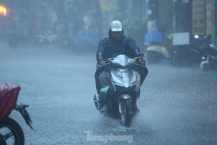 Khoảng 14h30 hôm nay (31/7), cơn mưa như trút nước khiến nhiều tuyến phố trong nội thành Hà Nội nhanh chóng rơi vào tình trạng ngập úng như Vương Thừa Vũ, Hoàng Văn Thái, Bùi Xương Trạch, Tô Vĩnh Diện.... (Ảnh Tiền Phong)
