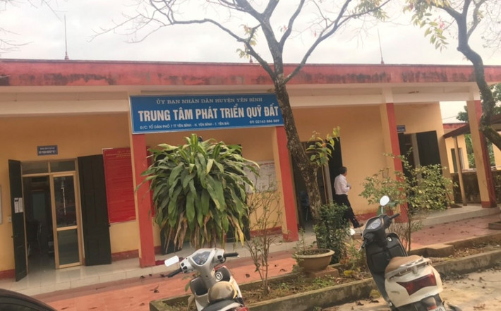 Bắt tạm giam Giám đốc Trung tâm phát triển Quỹ đất huyện Yên Bình: Ngày 1/3, Công an tỉnh Yên Bái đã khởi tố, bắt tạm giam ông Tạ Duy Hiển (SN 1981) Giám đốc Trung tâm phát triển Quỹ đất huyện Yên Bình cùng 2 cán bộ của Trung tâm phát triển Quỹ đất và 1 cán bộ địa chính - xây dựng xã ở huyện Yên Bình, tỉnh Yên Bái về hành vi “Lạm dụng chức vụ, quyền hạn chiếm đoạt tài sản”.
