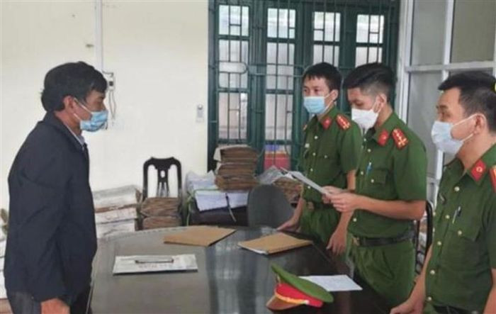 Câu kết bán 6 lô đất công trái quy định, 5 cựu cán bộ ở Bắc Ninh bị khởi tố: Ngày 15/10, Công an tỉnh Bắc Ninh cho biết vừa khởi tố 5 bị can nguyên là cán bộ, lãnh đạo huyện Yên Phong và thị trấn Chờ, huyện Yên Phong liên quan tới vụ UBND thị trấn Chờ tự ý tách một phần diện tích khu đất của Xí nghiệp Bia Hà Sơn và tổ chức bán đấu giá trái quy định, thu hơn 5 tỷ đồng.