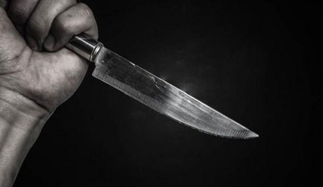 Trong cơn giận dữ, đứa cháu vô luân đã lập kế hoạch sát hại ông để hả giận và lấy tiền chuộc lại chiếc điện thoại mà hắn đã cầm đồ. Rạng sáng ngày 20/4/2010, khi ông đang ngủ say, T. vác dao lần vào phòng ông. Gã khai nhận, mặc dù lúc đó người ông đã van xin, hứa sẽ cho tiền cháu mua điện thoại, nhưng hắn quyết tâm cướp mạng ông ngoại rồi lục tủ lấy tiền. Sau khi thực hiện xong tội ác, T. sử dụng xe gỗ dùng để đẩy dừa đẩy xác nạn nhân đến bờ kinh cách nhà khoảng 100m, dùng đá buộc vào mình nạn nhân bỏ xuống sông rồi đi chơi game tiếp. (Ảnh minh họa, nguồn internet)