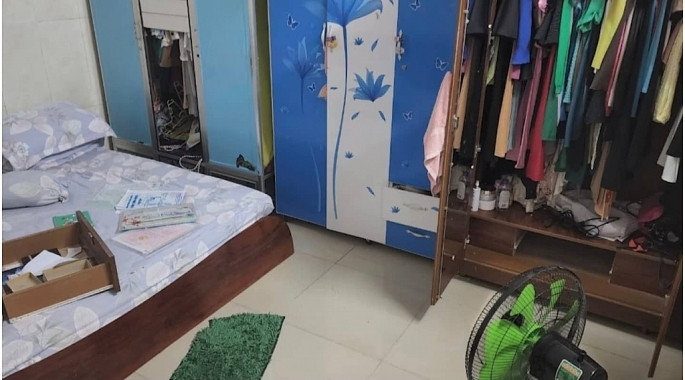 Các điều tra viên xác định, hiện trường chính của vụ án là buồng ngủ vì ở đây còn để lại nhiều vết máu, tủ đựng đồ bị lục tung, trên người nạn nhân có nhiều vết đâm bằng vật sắc nhọn. Tuy nhiên, việc truy bắt nghi phạm giết người cướp của quả thật rất khó khăn vì không có nhân chứng, vụ án xảy ra vào ban đêm và cũng không có dấu vết gì khác. Theo lời kể của người thân, nạn nhân sống cùng đứa cháu trai 16 tuổi, thường ngày ông đi làm mướn, ai thuê gì cũng làm. (Ảnh minh họa, nguồn internet)