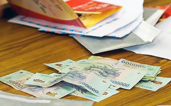 Bản tính ông rất hiền lành, không có mâu thuẫn với ai. Tuy nhiên thời điểm đó, Trung tá Chung Văn Dũng, Phó trưởng công an huyện nhận thấy, đứa cháu P.Q.T (16 tuổi) sống chung với nạn nhân, nhưng thấy ông chết mà vẫn dửng dưng. Đồng thời, người thân của nạn nhân cung cấp thêm một tình tiết quý báu: Ngày hôm trước, T. đã lấy trộm tiền của ông ngoại, nhưng bị phát hiện và buộc phải trả lại. (Ảnh minh họa, nguồn internet)