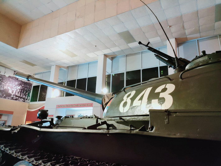 Xe tăng T-54B mang số hiệu 843 thuộc Đại đội 4, Tiểu đoàn 1, Lữ đoàn Tăng thiết giáp 203, Quân đoàn 2 do Đại đội trưởng Bùi Quang Thận làm Trưởng xe, kíp xe gồm Thái Bá Minh-pháo thủ số 1, Nguyễn Văn Kỷ-pháo thủ số 2, Lữ Văn Hỏa-lái xe.