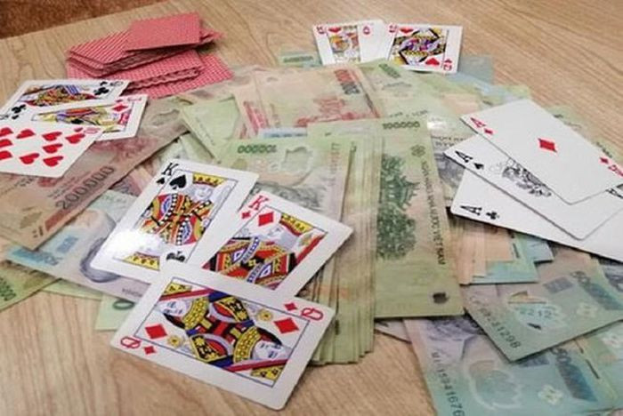 Kỷ luật cán bộ, công chức xã vì đánh bạc ở Điện Biên: Ngày 3/7/2020, Chủ tịch UBND huyện Tuần Giáo Vũ Văn Đức đã kỷ luật bằng hình thức cách chức đối với: Lò Văn Thanh, Bí thư Đoàn xã Chiềng Sinh và Lường Văn Tương, Chủ tịch Ủy ban Mặt trận Tổ quốc xã Chiềng Sinh do tham gia đánh bạc trái phép bằng hình thức đánh liêng.