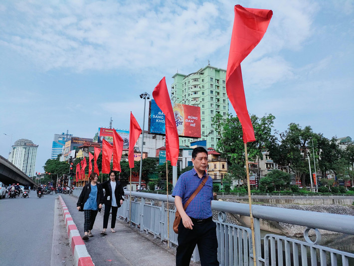 Sắc cờ đỏ, sao vàng tràn ngập từ phố cho đến những con ngõ nhỏ như tô thắm thêm lòng tự hào dân tộc, là minh chứng cho sự vươn mình mạnh mẽ của đất nước sau những năm tháng sống, chiến đấu, hi sinh xương máu để bảo vệ Tổ quốc.