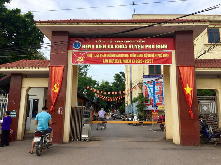 Thiếu nữ tố bị bác sĩ sàm sỡ ngay tại giường bệnh: T.H.L. (17 tuổi, trú huyện Phú Bình, tỉnh Thái Nguyên) tố bác sĩ Đ.V.P (công tác tại Bệnh viện Đa khoa huyện Phú Bình) có hành vi sàm sỡ mình khi L. đang chữa trị bệnh viêm ruột thừa cấp tại giường bệnh. Tiếp nhận thông tin, Bệnh viện Đa khoa huyện Phú Bình đã ra quyết định tạm đình chỉ công tác đối với bác sĩ P. Ngày 29/4, Công an Thái Nguyên cho biết đang điều tra, làm rõ.