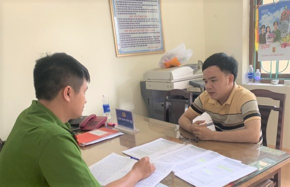 "Nổ" có quan hệ với cán bộ Sở TN&MT lừa đảo gần 4,5 tỷ đồng: Nguyễn Tiến Sỹ (31 tuổi, ở Quảng Bình) tự nhận có quan hệ họ hàng với lãnh đạo Sở TN&MT Quảng Bình. Anh ta cam kết có thể giải quyết cho người dân nhu cầu về đất đai. Sỹ còn làm giả giấy tờ, tài liệu để chiếm đoạt hơn 4 tỷ đồng và 17.000 USD của nhiều người. Ngày 29/4, Công an tỉnh Quảng Bình đang tạm giữ Sỹ để điều tra.