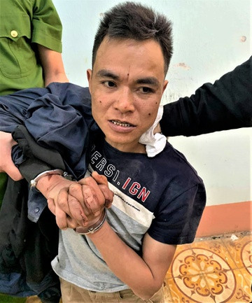 Xông vào trường mầm non, chém trọng thương 2 người: Khoảng 11h ngày 29/4, Cao Văn Thắng (37 tuổi, ở huyện Yên Dũng, tỉnh Bắc Giang) cầm dao xông vào trường Mầm non Họa Mi (huyện Mộc Châu, tỉnh Sơn La) nhưng giáo viên đã đóng cửa phòng học. Nghi phạm sau đó chém vào đầu và tay của hai nhân viên nhà trường bị thương. 2 người này đang được cấp cứu và điều trị tại Bệnh viện Đa khoa Thảo Nguyên.