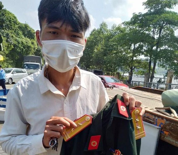 Giả danh trưởng khoa sản bệnh viện quân đội để qua chốt kiểm soát dịch: Ngày 22/9, Công an TP Hà Nội cho biết tổ kiểm soát phòng chống COVID-19 vừa phát hiện Nguyễn Xuân Giang (54 tuổi, ở Sơn Tây, Hà Nội) đã giả danh quân nhân, cấp hàm trung tá, đang công tác tại bệnh viện quân đội 108, chức vụ trưởng khoa sản nhằm để đi qua chốt kiểm soát dịch.
