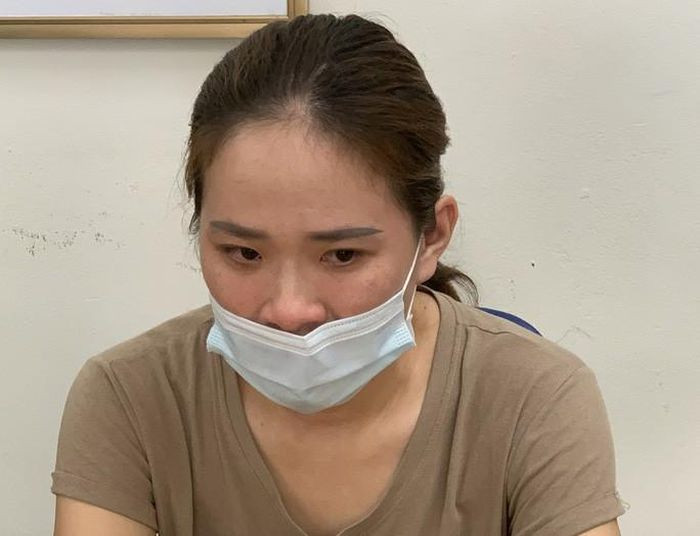 Người phụ nữ tâm thần "bày trò" lừa hơn 2 tỷ đồng: Lê Thị Tâm (SN 1991, trú huyện Hoằng Hóa,Thanh Hóa) dù có bệnh án tâm thần, thế nhưng Tâm vẫn bày trò dùng giấy chứng nhận quyền sử dụng đất giả mua trên mạng lừa đảo nhiều người, chiếm đoạt hơn 2 tỷ đồng. Ngày 22/9, Tâm bị Công an tỉnh Thanh Hóa bắt giữ.