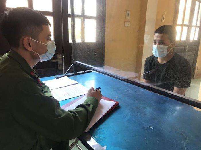 Thiếu niên 16 tuổi với "biệt tài" đạp gãy khóa cổ xe Honda SH: Do ham chơi game, cần tiền tiêu xài nên Nguyễn Hữu Đồng (SN 2005, trú huyện Sóc Sơn, Hà Nội) đi lang thang trên đường, khi thấy chủ tài sản sơ hở, Đồng trực tiếp đạp gẫy khóa cổ và đẩy xe từ huyện Yên Phong, tỉnh Bắc Ninh về huyện Sóc Sơn tiêu thụ. Ngày 22/9, Đồng bị Công an huyện Yên Phong bắt giữ.